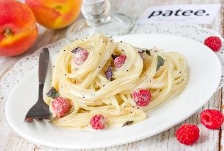 Спагетти с малиной в сливочно-медовом соусе