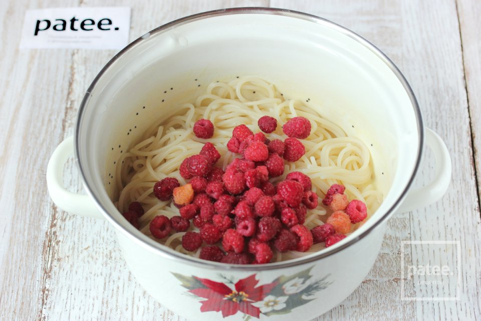 Спагетти с малиной в сливочно-медовом соусе - Шаг 6
