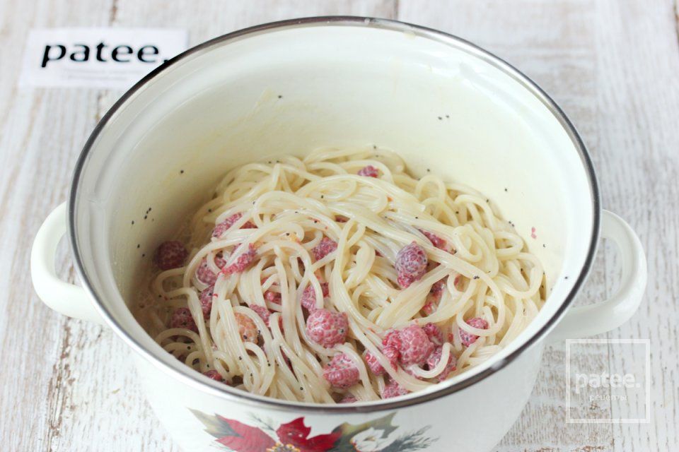 Спагетти с малиной в сливочно-медовом соусе - Шаг 7