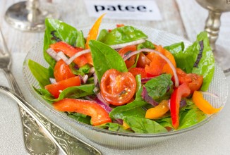 Витаминный салат со шпинатом, помидорами черри и сладким перцем