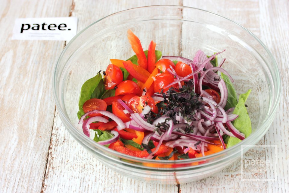 Витаминный салат со шпинатом, помидорами черри и сладким перцем - Шаг 7