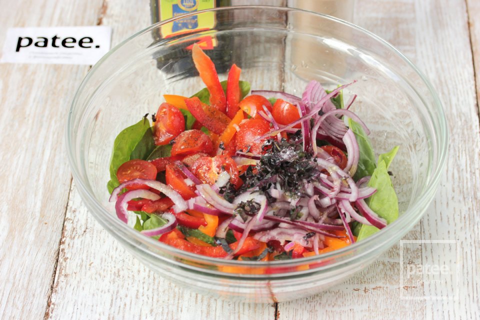 Витаминный салат со шпинатом, помидорами черри и сладким перцем - Шаг 8