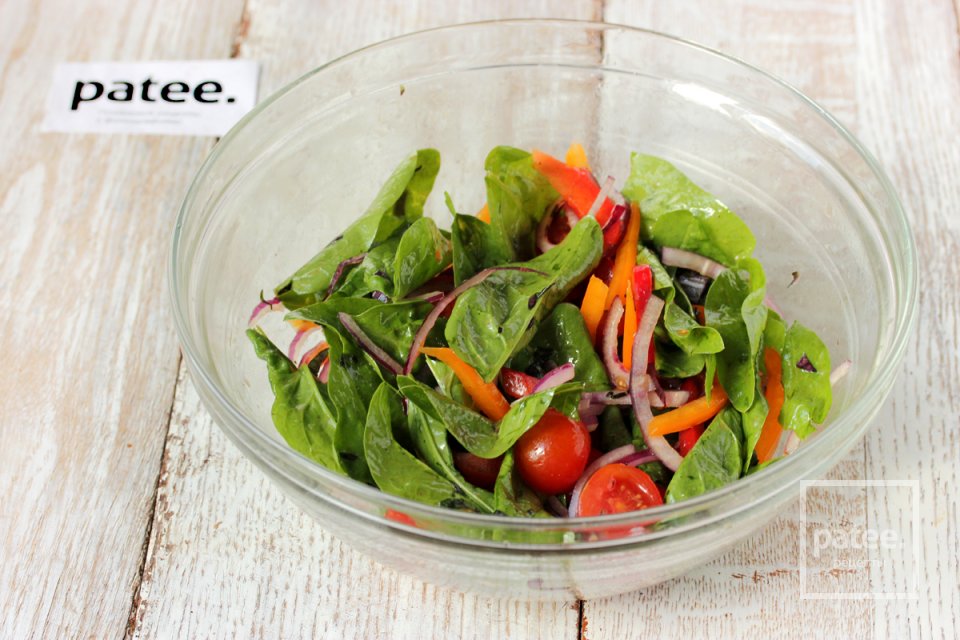 Витаминный салат со шпинатом, помидорами черри и сладким перцем - Шаг 9