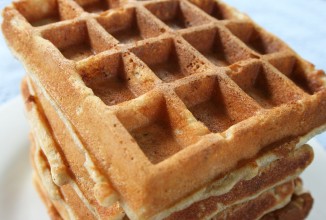 Банановые вафли с орехами