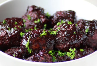 Фрикадельки из индейки в черничном соусе