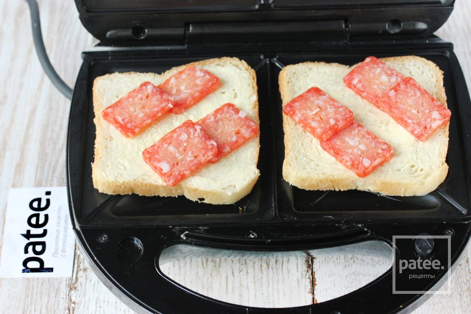 Горячие сэндвичи с колбасой, сыром и помидорами - Шаг 6