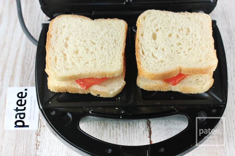 Горячие сэндвичи с колбасой, сыром и помидорами - Шаг 9