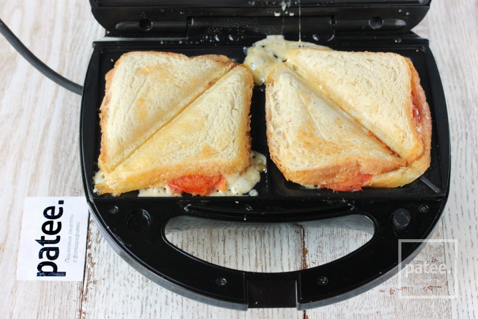 Горячие сэндвичи с колбасой, сыром и помидорами - Шаг 10