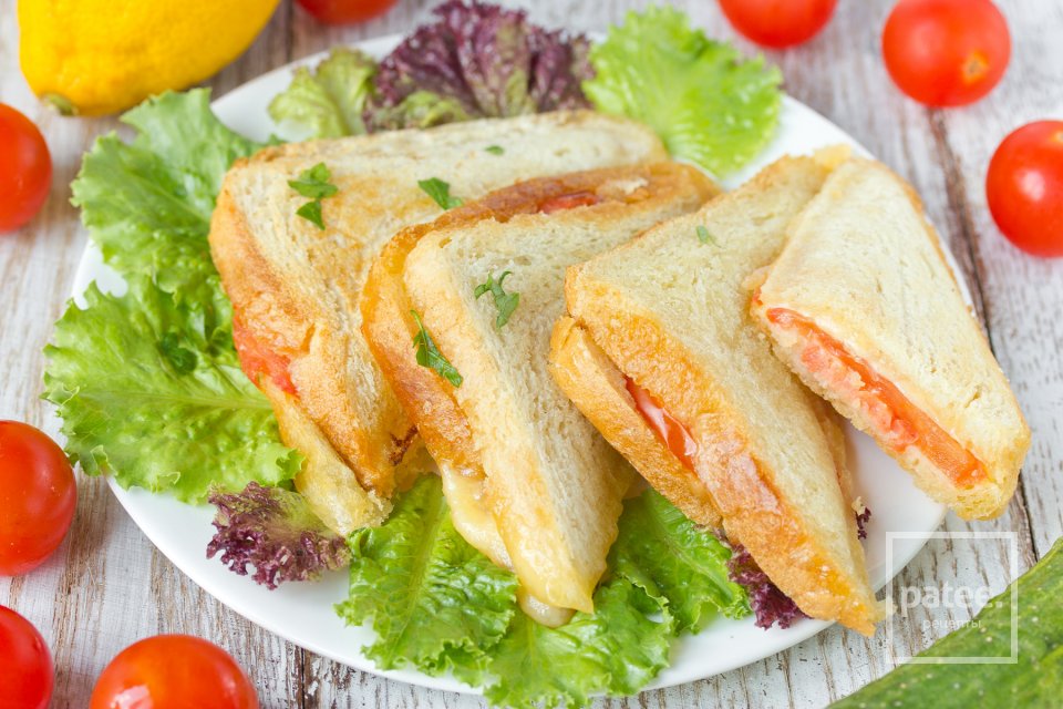 Горячие сэндвичи с колбасой, сыром и помидорами - Шаг 12