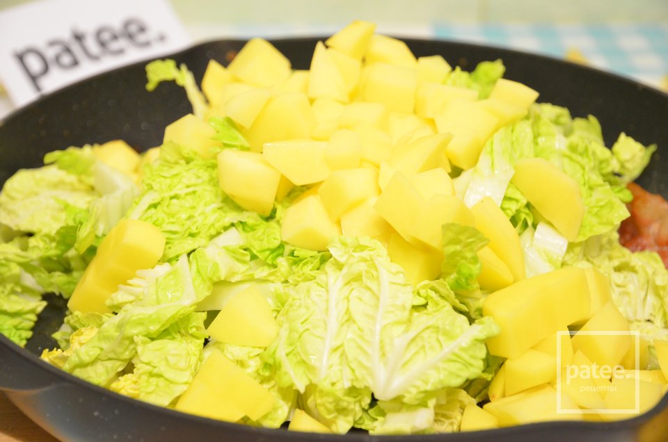 Жареная рыба на подушке из тушеных овощей с беконом - Шаг 7