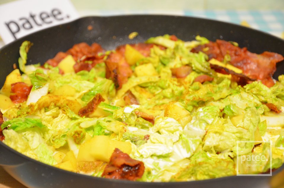 Жареная рыба на подушке из тушеных овощей с беконом - Шаг 11