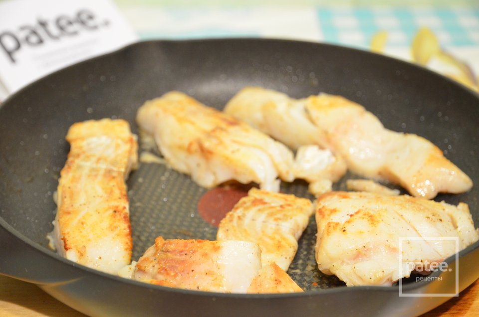 Жареная рыба на подушке из тушеных овощей с беконом - Шаг 13