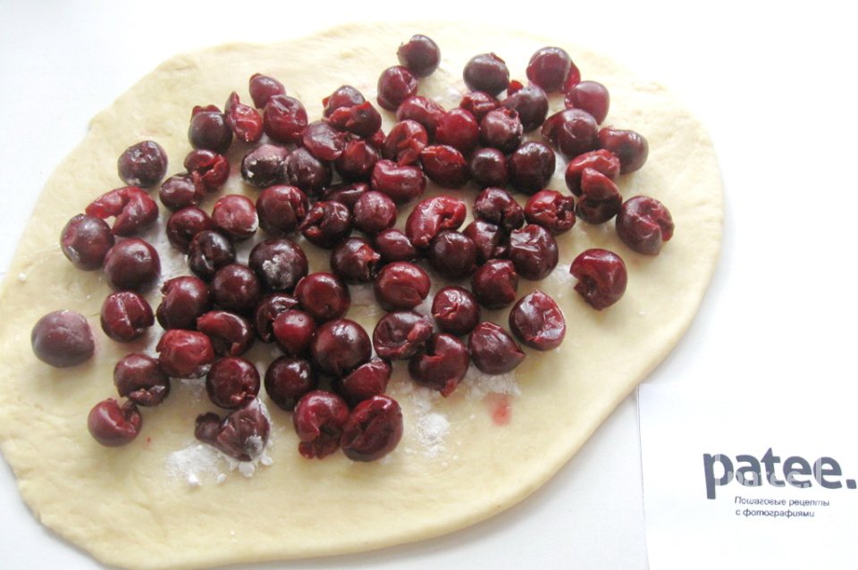 Сдобный рулет c  вишней и маком - Шаг 13