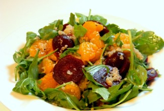 Салат из киноа с рукколой, свеклой и мандаринами