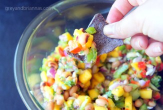 Манговая сальса с фасолью