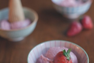 Клубнично-ревеневое мороженое