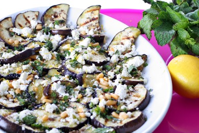 Рецепт Салат из баклажанов с козьим сыром и орешками