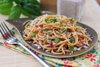 Салат из пасты с сыром и базиликом под томатным соусом