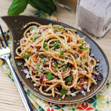 Салат из пасты с сыром и базиликом под томатным соусом - Шаг 8