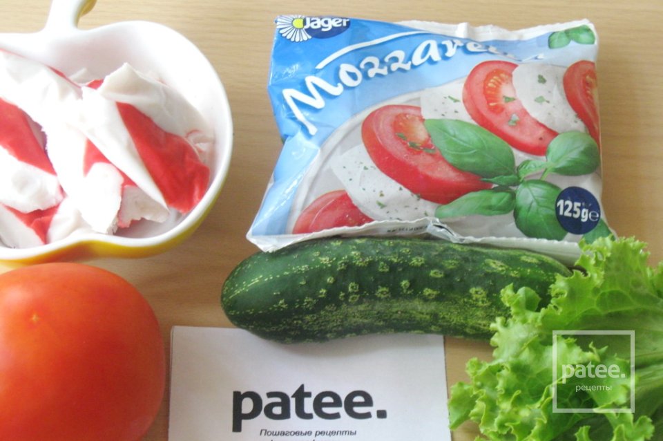 Салат с моцареллой, крабовыми палочками и овощами - Шаг 1