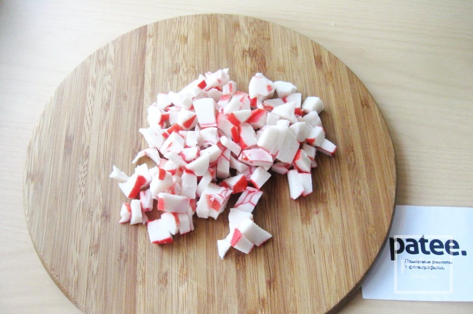 Салат с моцареллой, крабовыми палочками и овощами - Шаг 3