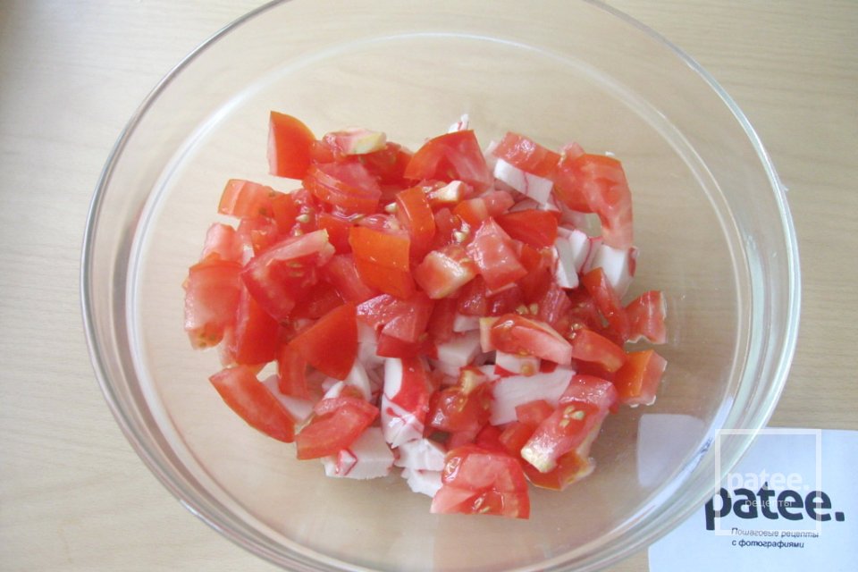 Салат с моцареллой, крабовыми палочками и овощами - Шаг 6