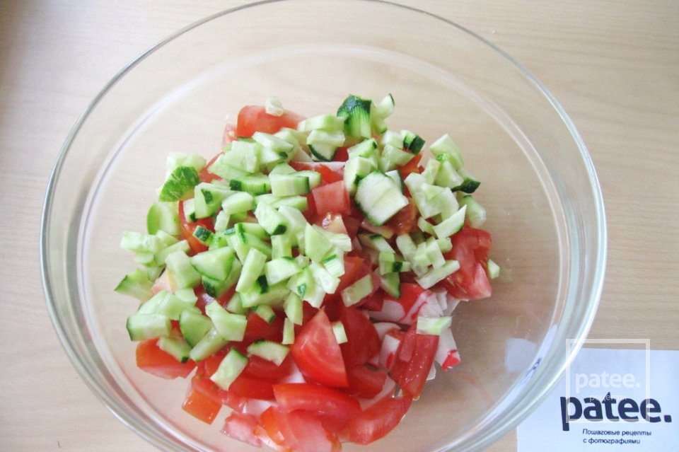 Салат с моцареллой, крабовыми палочками и овощами - Шаг 8