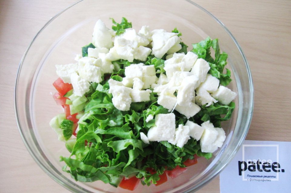 Салат с моцареллой, крабовыми палочками и овощами - Шаг 12