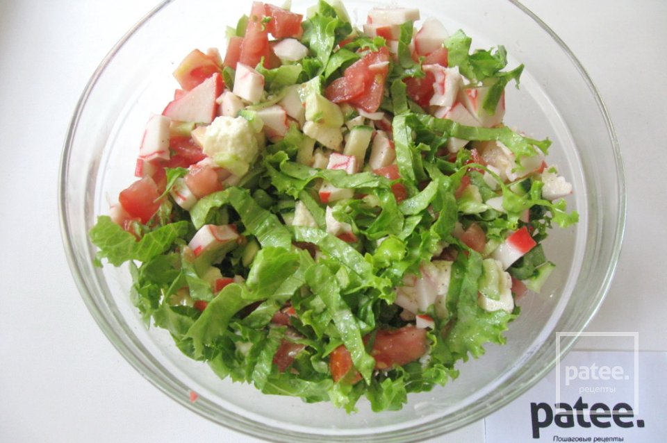 Салат с моцареллой, крабовыми палочками и овощами - Шаг 13