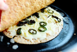 Кесадилья с перцем халапеньо