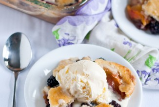 Коблер с персиками и ежевикой