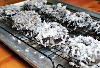 Шоколадно-кокосовые пончики