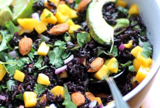 Салат из черного риса с манго и авокадо