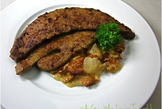 Жареная телячья печень с луком и беконом