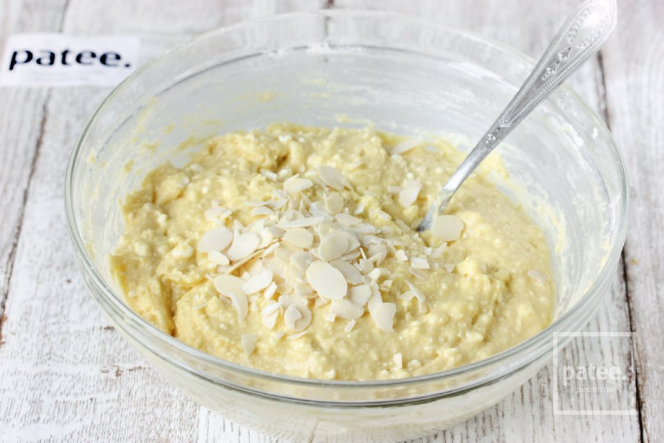 Творожный кекс с миндальными хлопьями - Шаг 10