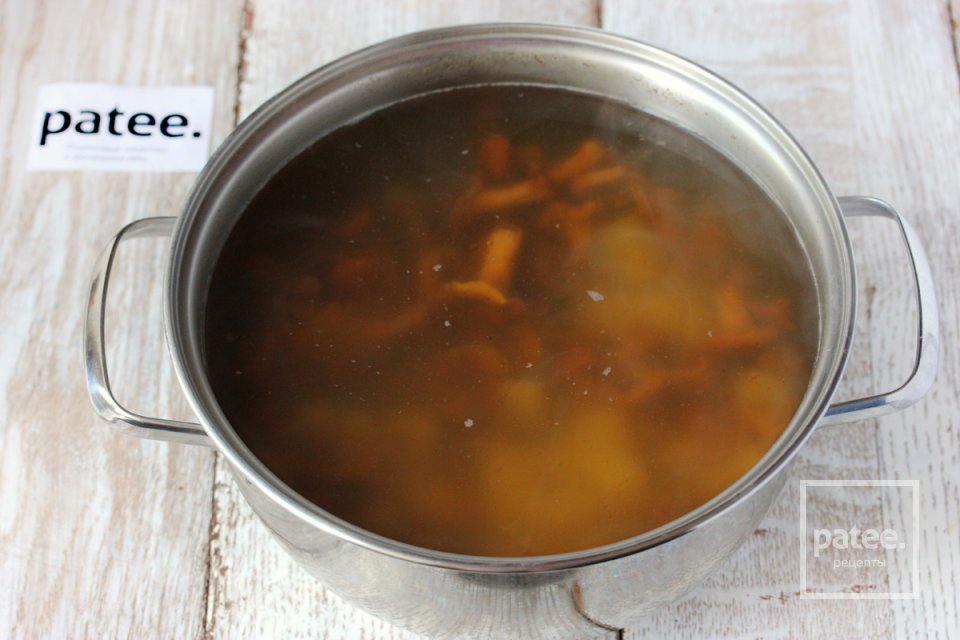 Суп с лисичками и плавленым сыром - Шаг 12