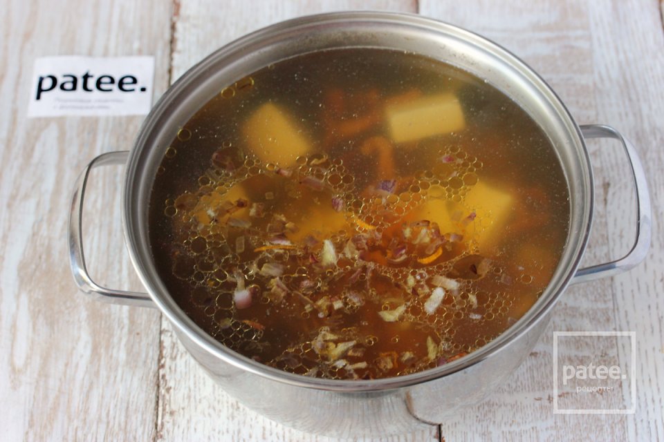 Суп с лисичками и плавленым сыром - Шаг 13