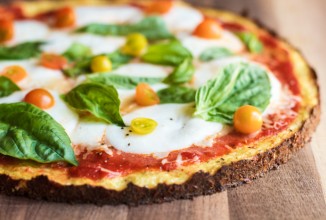 Пицца из цветной капусты с сыром, помидорами и базиликом