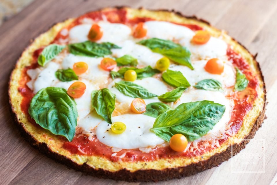 Пицца из цветной капусты с сыром, помидорами и базиликом - Шаг 8