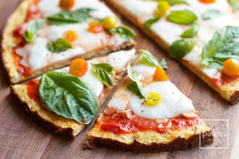 Пицца из цветной капусты с сыром, помидорами и базиликом - Шаг 10