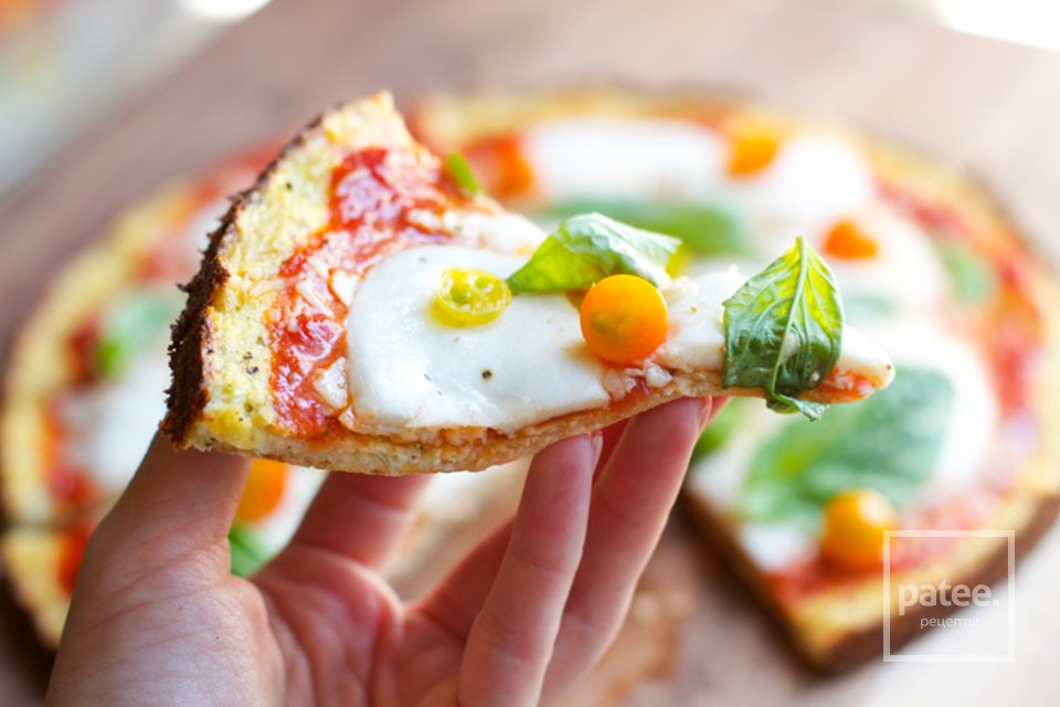 Пицца из цветной капусты с сыром, помидорами и базиликом - Шаг 12