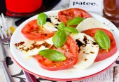 Салат Капрезе классический