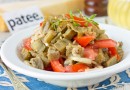 Необычный салат из баклажанов с помидорами и луком