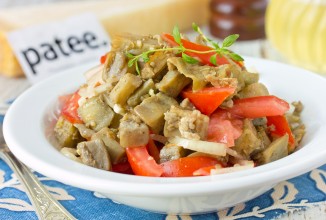 Необычный салат из баклажанов с помидорами и луком