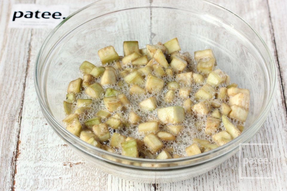 Необычный салат из баклажанов с помидорами и луком - Шаг 6