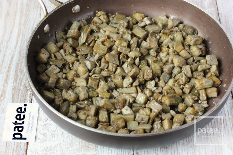 Необычный салат из баклажанов с помидорами и луком - Шаг 7