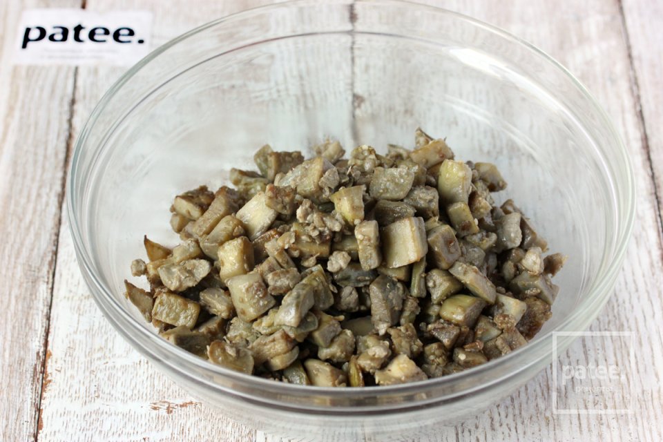 Необычный салат из баклажанов с помидорами и луком - Шаг 12