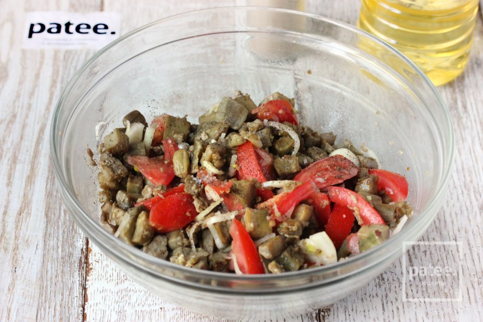 Необычный салат из баклажанов с помидорами и луком - Шаг 13