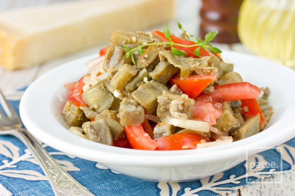 Необычный салат из баклажанов с помидорами и луком - Шаг 14