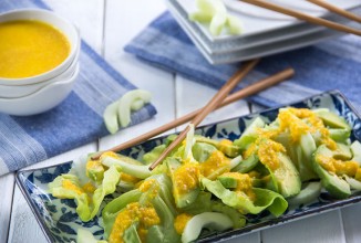 Огуречный салат с авокадо и морковным соусом